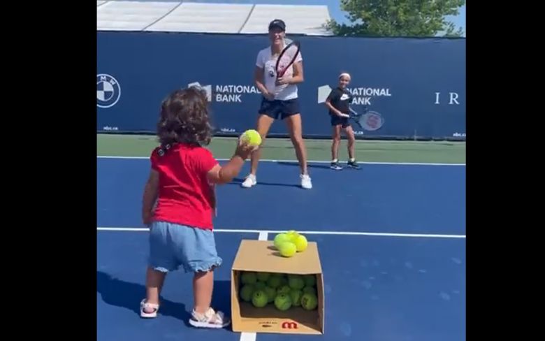 Tennis Insolite Charlotte Et Cecilia Font Charbonner Maman Tatjana